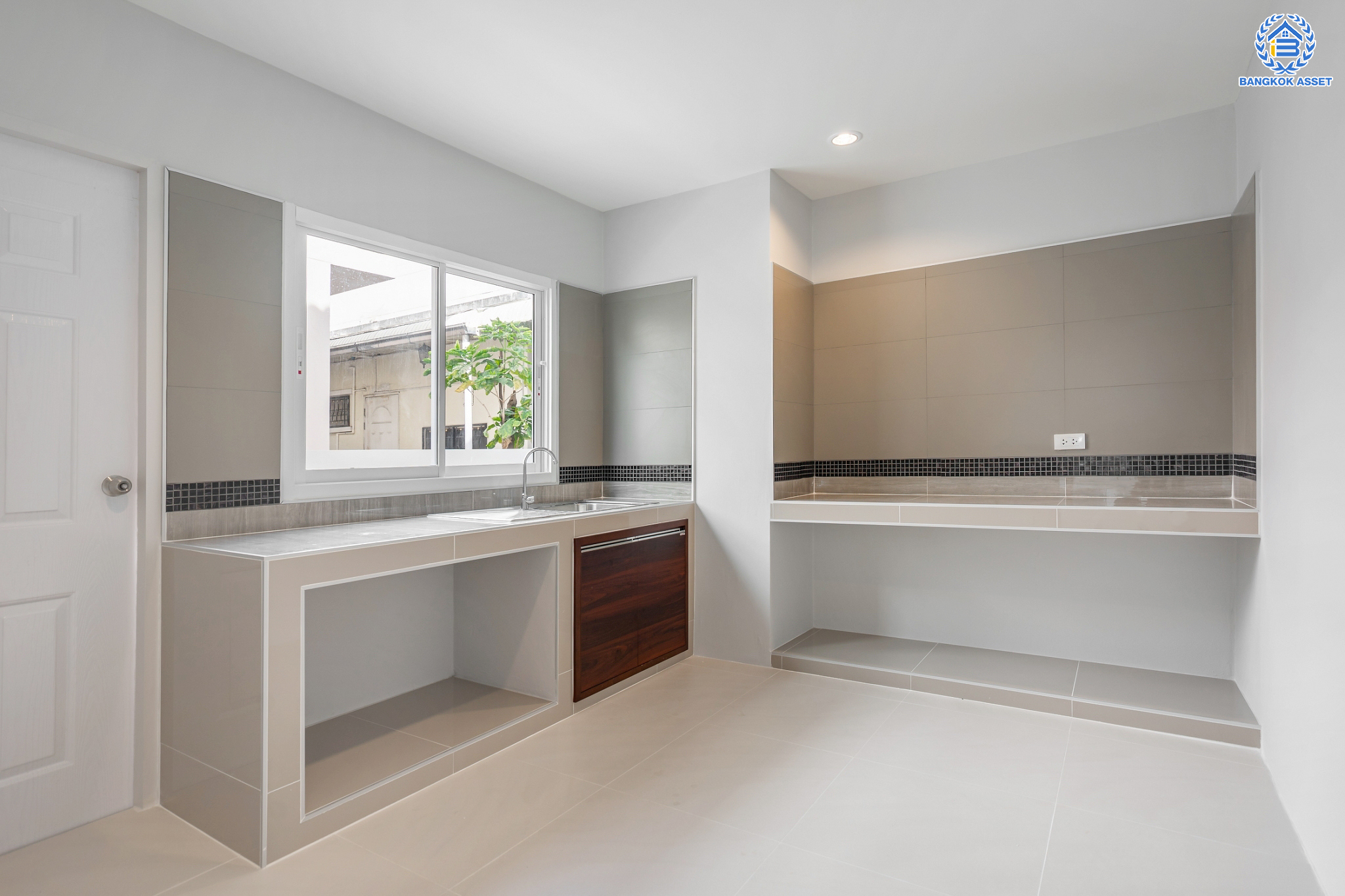 บ้านมือสองตกแต่งใหม่ ม.เพชรวัฒนะ เลียบคลองประปา บ้านเดี่ยว เนื้อที่ 50 ตร.ว. ฟังก์ชันพร้อม 3 ห้องนอน 3 ห้องน้ำ 1 ห้องอเนกประสงค์ จอดรถได้ 1 คัน ภายในตกแต่งดีไซน์ทันสมัย บนทำเลที่เชื่อมต่อถนนแจ้งวัฒนะ, ถนนศรีสมาน, ถนนสรงประภา  เดินทางสะดวก ใกล้ทางด่วน "บางประอิน-ปากเกร็ด" ใกล้รถไฟฟ้าสายสีชมพู "สถานีศรีรัช"